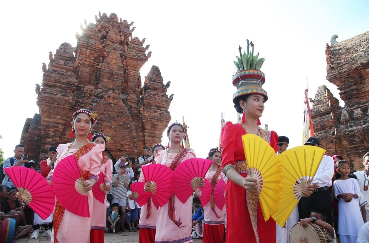 Vũ điệu truyền thống của các cô gái Chăm trong lễ hội Katê.