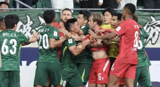 Cầu thủ hai đội Công an Hà Nội và Beijing Guoan lao vào nhau trong một tình huống căng thẳng.