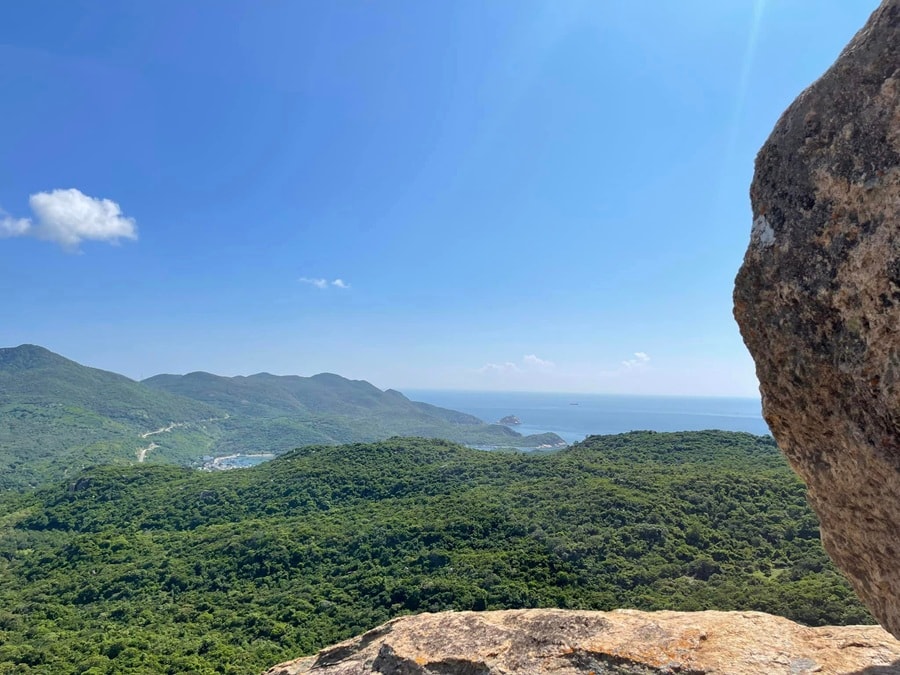 Du khách trekking trên con đường mòn hướng lên đỉnh Đá Đỏ.
