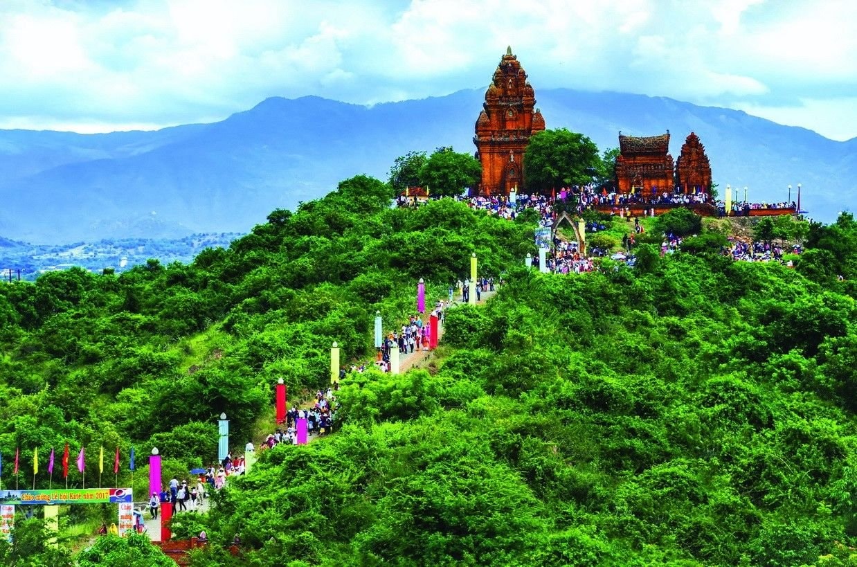 Tháp Chăm cổ kính là địa điểm chính diễn ra các nghi lễ của lễ hội Katê Ninh Thuận.