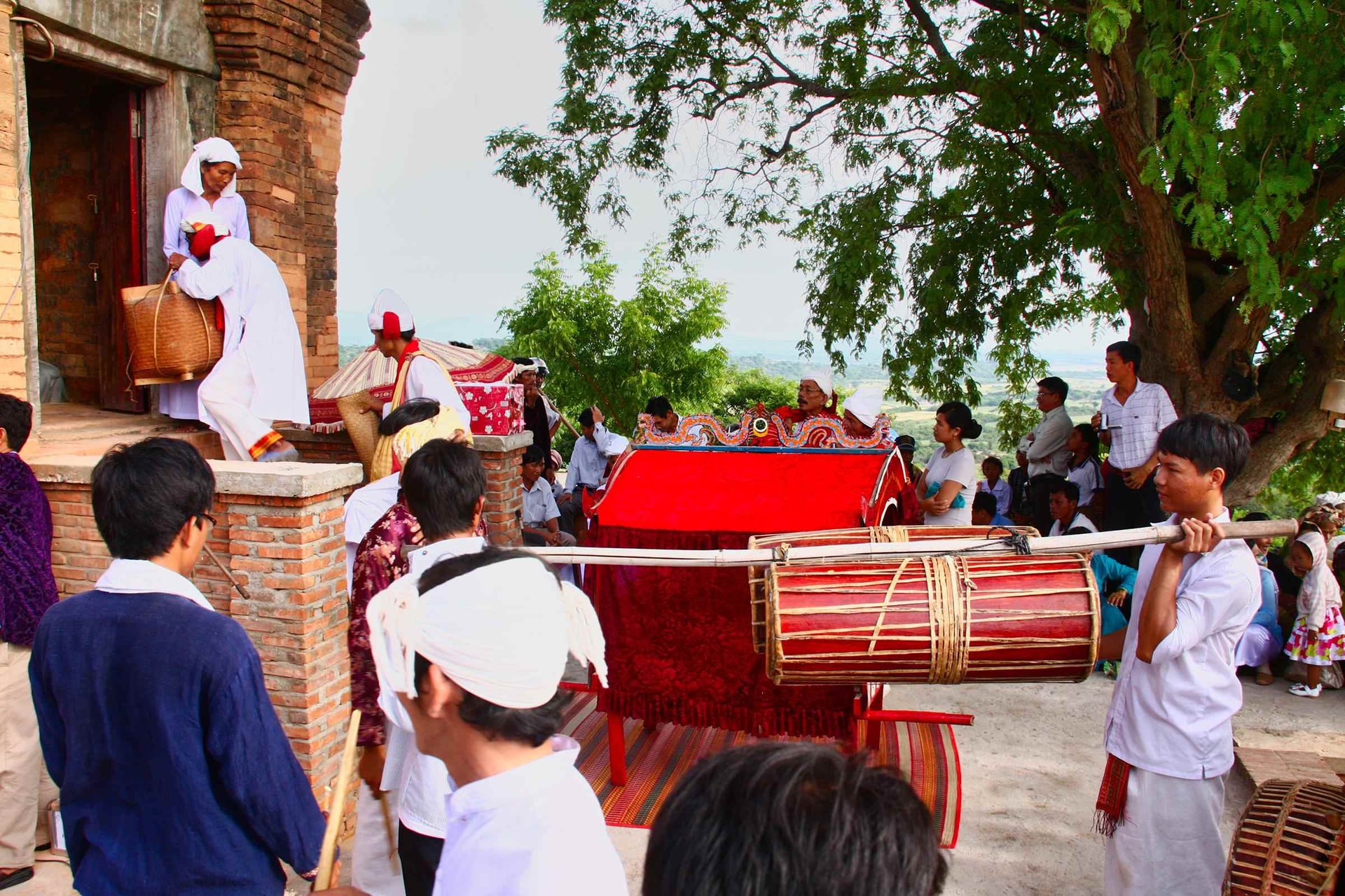 Đoàn người tham gia lễ rước y trang lên tháp Chăm trong ngày hội Katê.