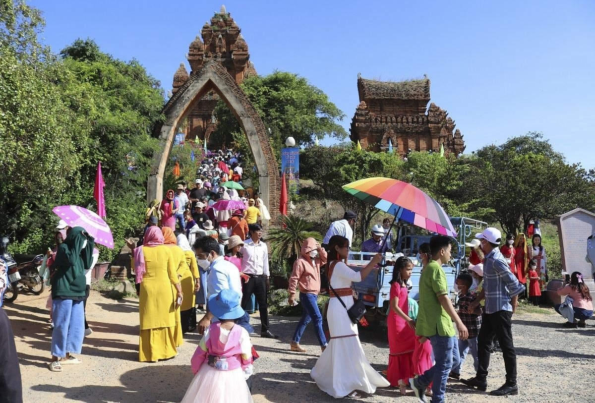 Du khách tham gia lễ hội Katê cần tuân thủ các quy định để thể hiện sự tôn trọng văn hóa.