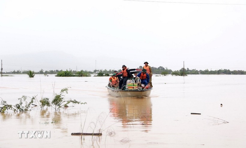 Các tàu chuyên dụng của Bộ đội Hải quân được điều động hỗ trợ ứng cứu người dân ở khu vực ngập lụt tỉnh Khánh Hòa. (Ảnh: Xuân Triệu/TTXVN)