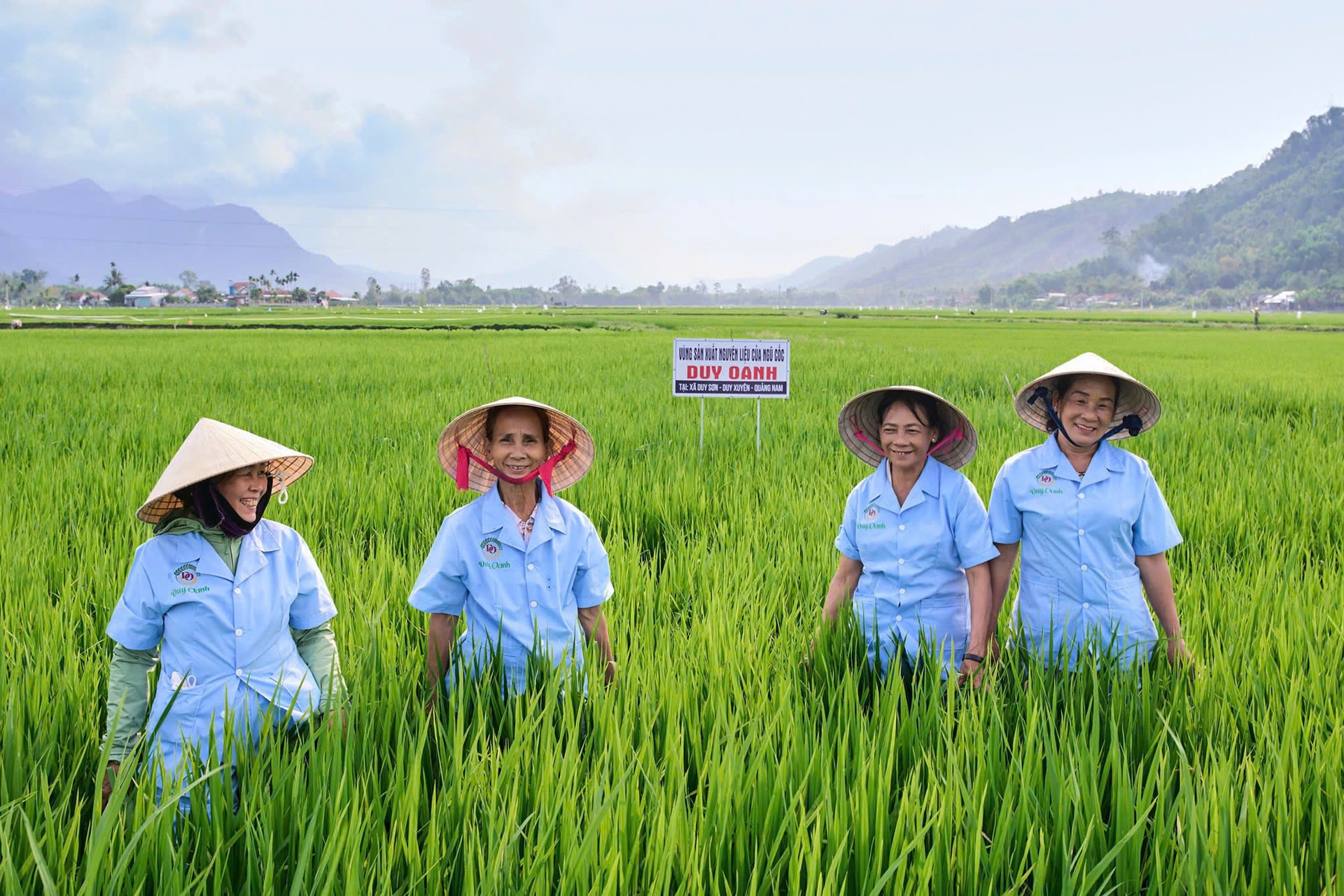 Những năm qua, HTX Nông nghiệp xanh Duy Oanh đã tích cực hướng dẫn, đào tạo kỹ thuật canh tác cho người dân địa phương, đưa họ thành lực lượng lao động chính của HTX