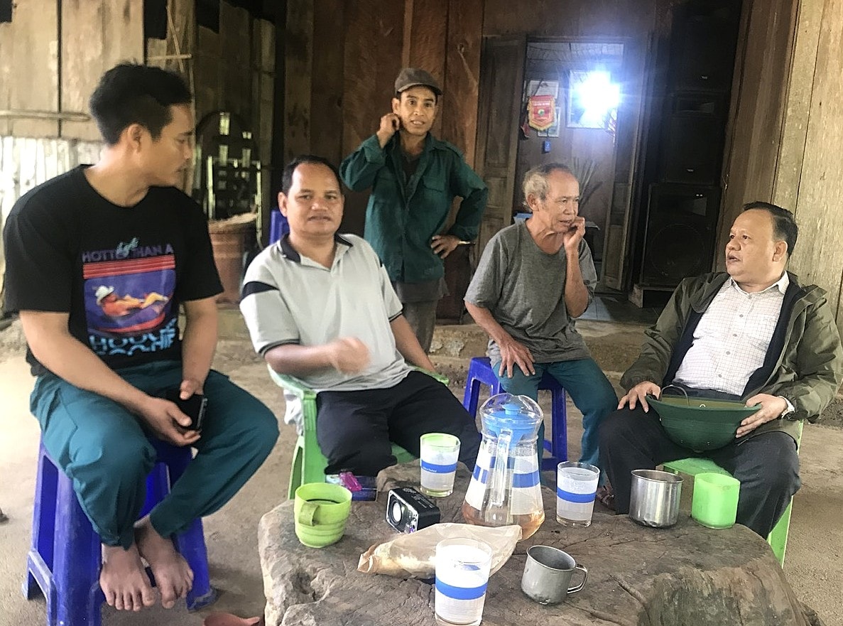 Đảng viên Nguyễn Văn Xuyên (thứ 2 bên phải) làng Nước Lát, băn khoăn với Bí thư Đảng ủy xã Trà Giáp Hoàng Thanh Long (ngoài cùng bên phải) bởi sổ tay đảng viên điện tử thì mới và khó, chưa có điều kiện áp dụng. Ảnh: BÌNH MINH.