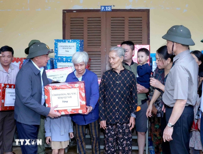 ttxvn-thuong-truc-ban-bi-thu-tham-nguoi-dan-vung-lu-xa-dien-dien-tinh-khanh-hoa-5.jpg