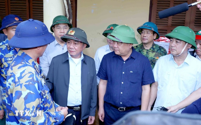 ttxvn-thuong-truc-ban-bi-thu-tham-nguoi-dan-vung-lu-xa-dien-dien-tinh-khanh-hoa-7.jpg