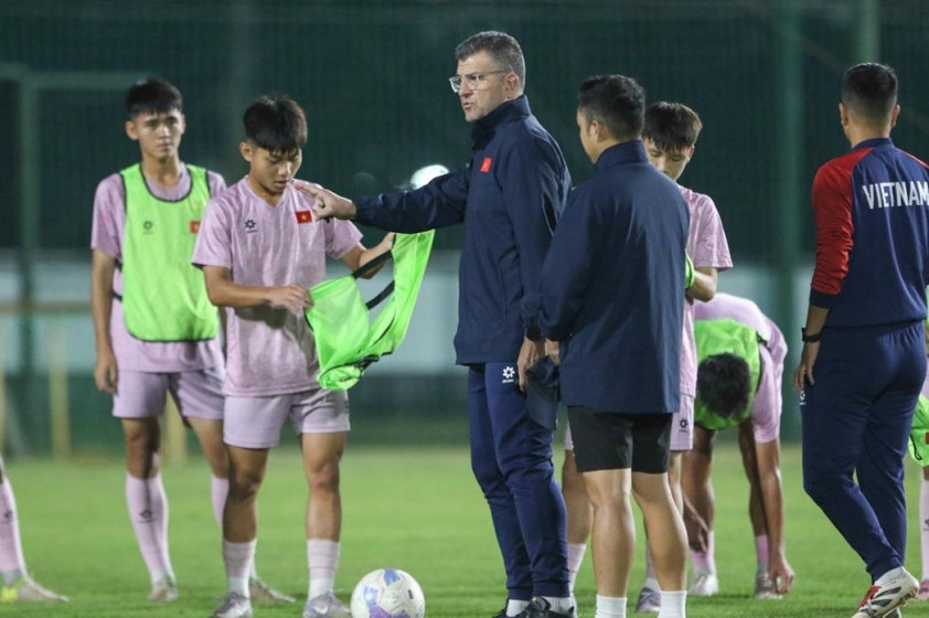 HLV Cristiano Roland chỉ đạo các học trò trong buổi tập của U17 Việt Nam.