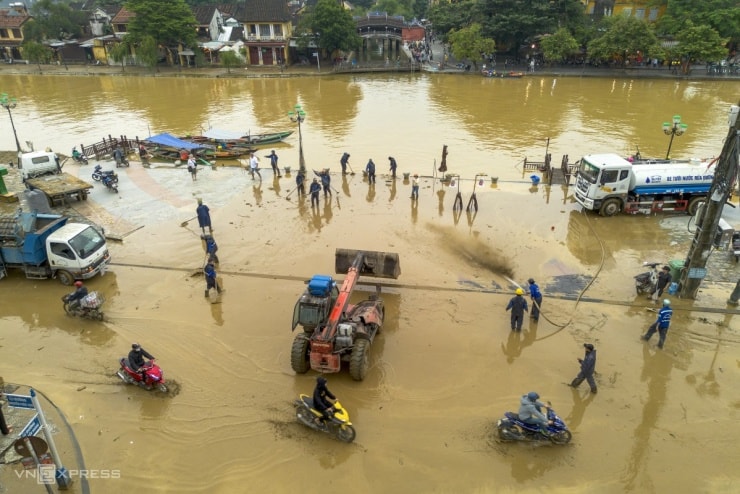 Phố cổ Hội An ngập bùn non - 1