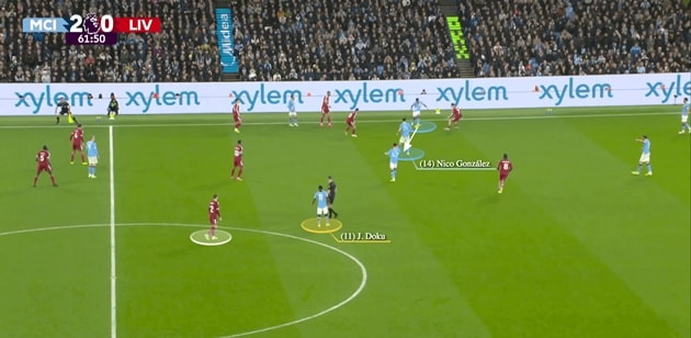 Nico Gonzalez nhận bóng từ Savinho