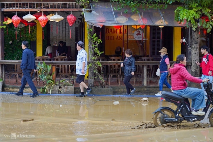 Phố cổ Hội An ngập bùn non - 11