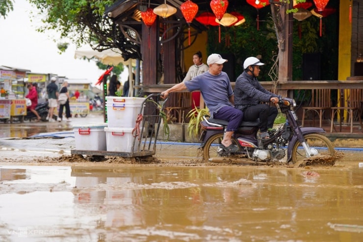 Phố cổ Hội An ngập bùn non - 3
