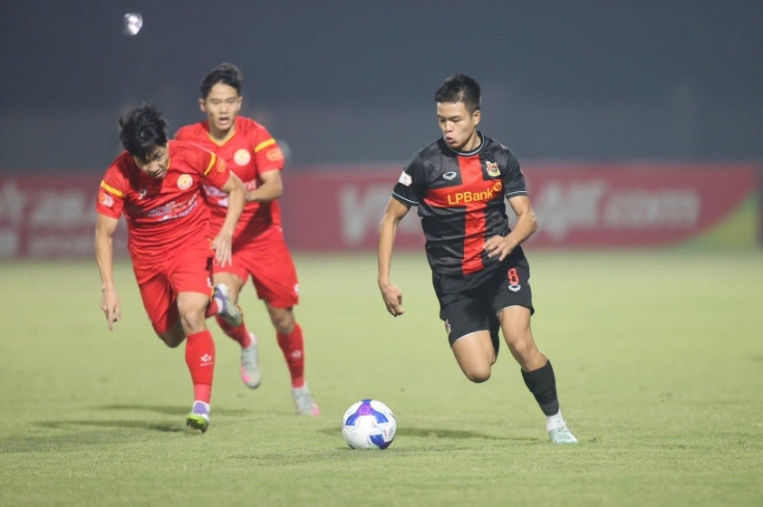 Tiền vệ Việt kiều Trần Thành Trung trong màu áo câu lạc bộ.