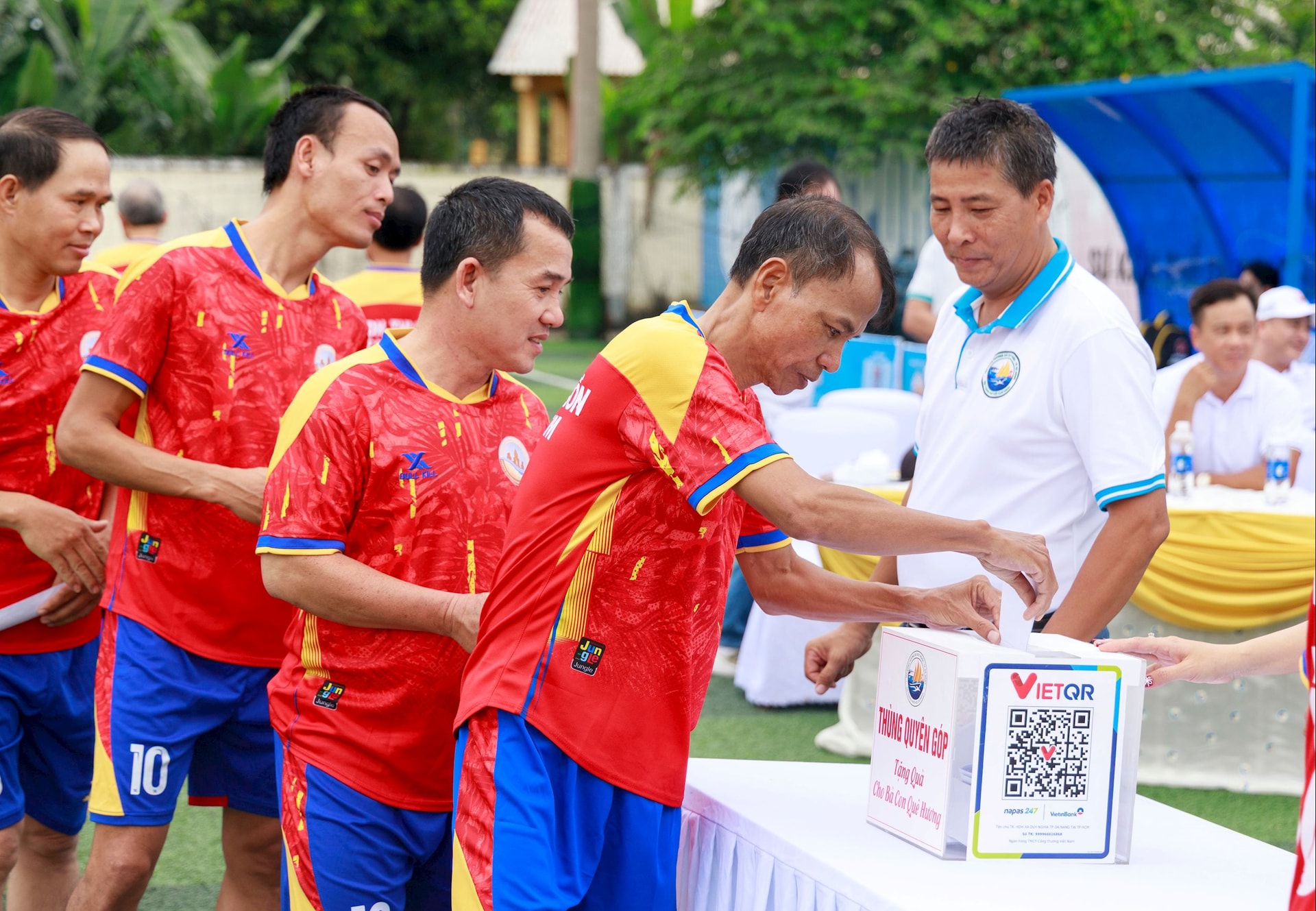 Các đội bóng quyên góp hỗ trợ quỹ thiện nguyện của HĐH xã Duy Nghĩa