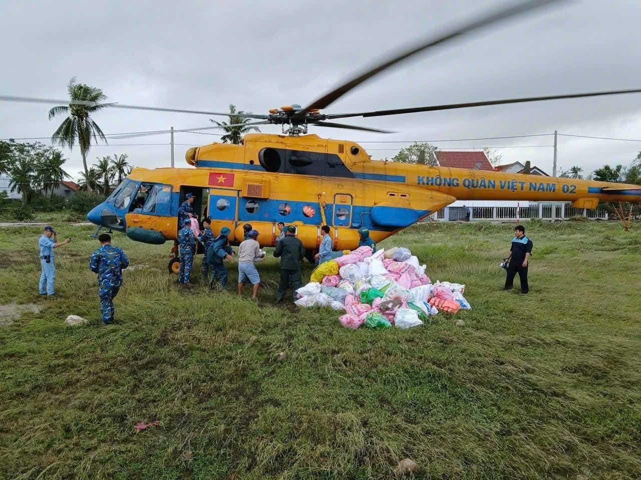 Bộ Quốc phòng điều động máy bay trực thăng vận chuyển hàng hóa hỗ trợ người dân vùng lũ lụt. Ảnh: N.Đ