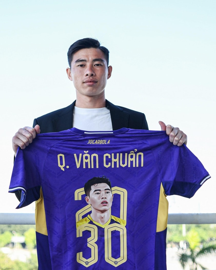 Quan Văn Chuẩn gia hạn hợp đồng 5 năm với CLB Hà Nội (Ảnh: HNFC)