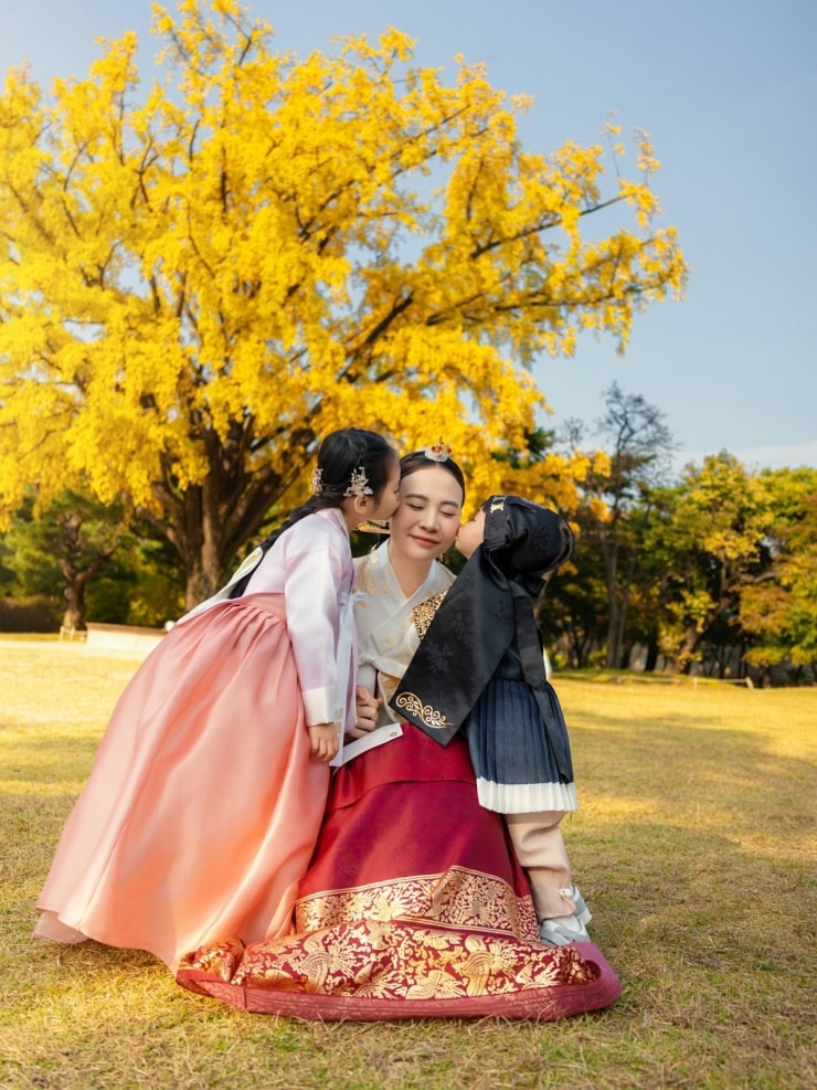 Người mẫu Đàm Thu Trang mặc trang phục hanbok truyền thống tại cung điện Gyeongbokgung.