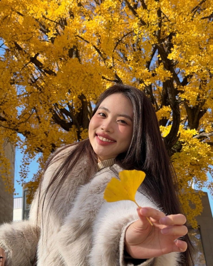 Ca sĩ Phương Mỹ Chi trong trang phục hanbok tại một cung điện ở Seoul.