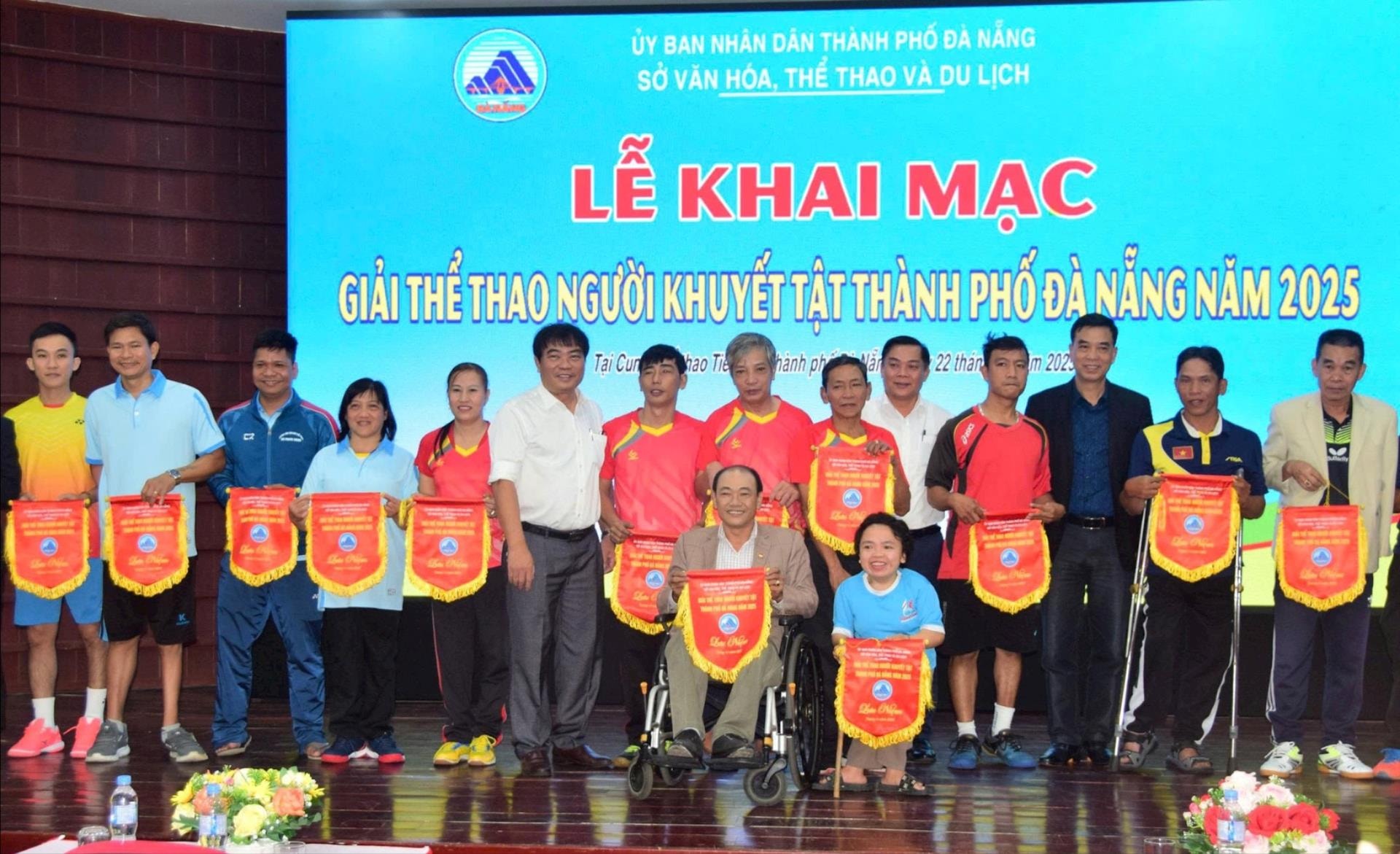 Ban Tổ chức trao cờ lưu niệm cho các vận động viên tại Giải thể thao người khuyết tật thành phố Đà Nẵng năm 2025. Ảnh: BẢO LÂM