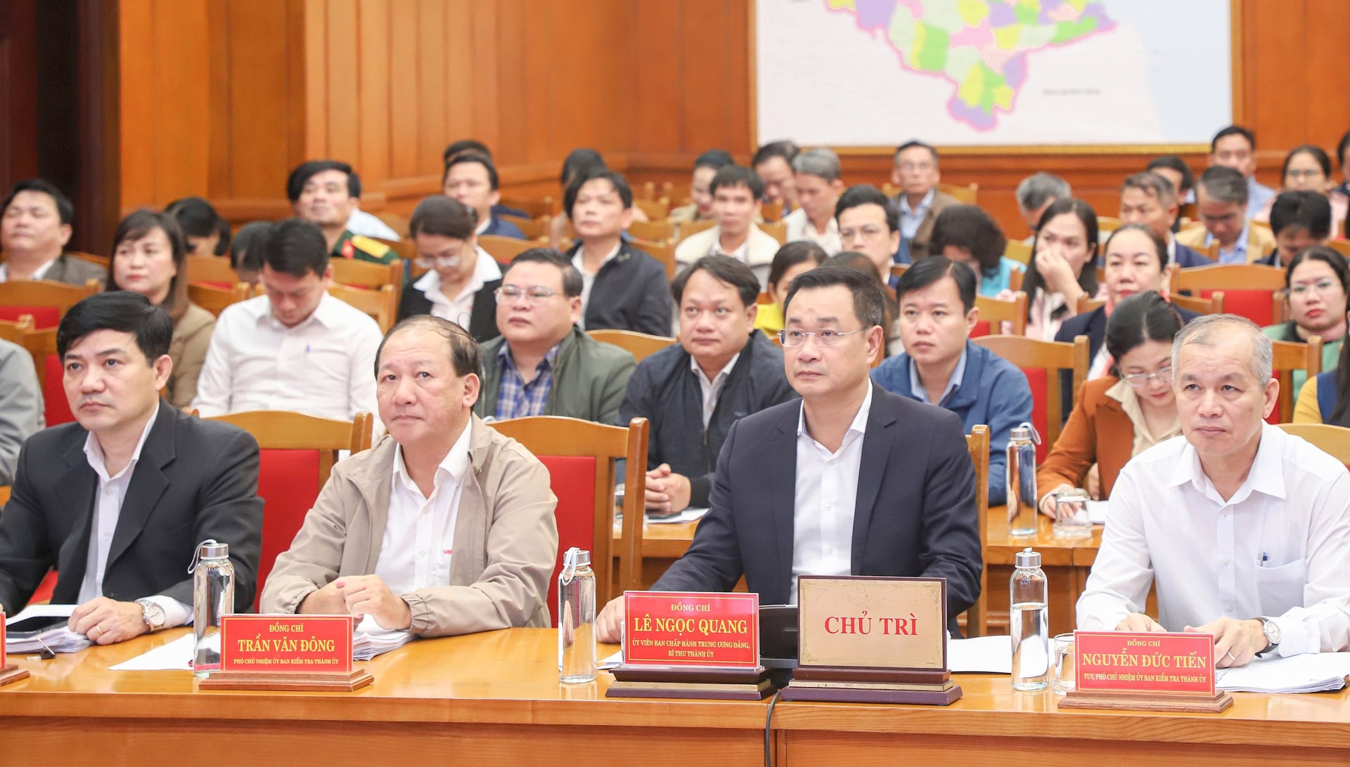 Bí thư Thành ủy Lê Ngọc Quang (hàng đầu, thứ 2, bên phải sang) chủ trì tại điểm cầu thành phố Đà Nẵng. Ảnh: NGỌC PHÚ