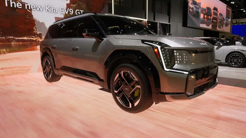Ngoại thất mẫu SUV điện hiệu suất cao Kia EV9 GT với màu sơn mờ và các chi tiết khí động học.