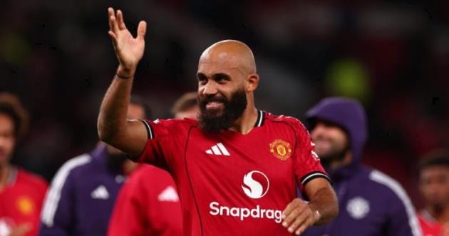 Bryan Mbeumo trong một pha đi bóng tốc độ, thể hiện phong độ ấn tượng trong màu áo Manchester United.
