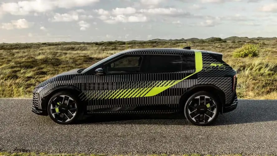 Phần đuôi xe Kia EV4 GT với thiết kế khí động học và kẹp phanh màu xanh đặc trưng.