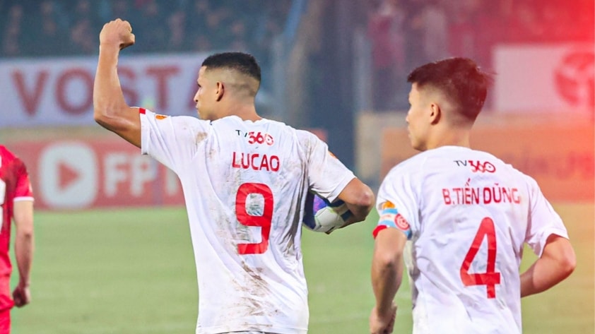 Lucao ăn mừng bàn thắng gỡ hòa 2-2 trên chấm phạt đền cho Thể Công Viettel.