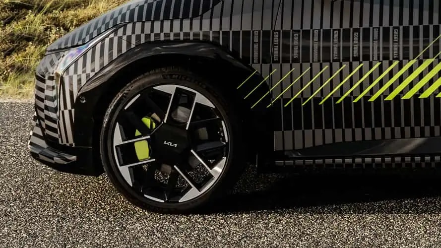 Hình ảnh Kia EV4 GT được ngụy trang, cho thấy thiết kế tổng thể và bộ mâm 20 inch.