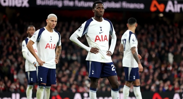Tottenham như gã học việc ở 2 trận derby London