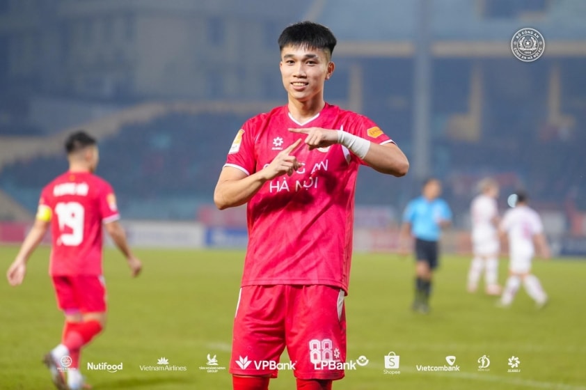 Lê Văn Đô mở tỷ số cho CAHN trong trận đấu với Thể Công Viettel tại Cúp Quốc gia.