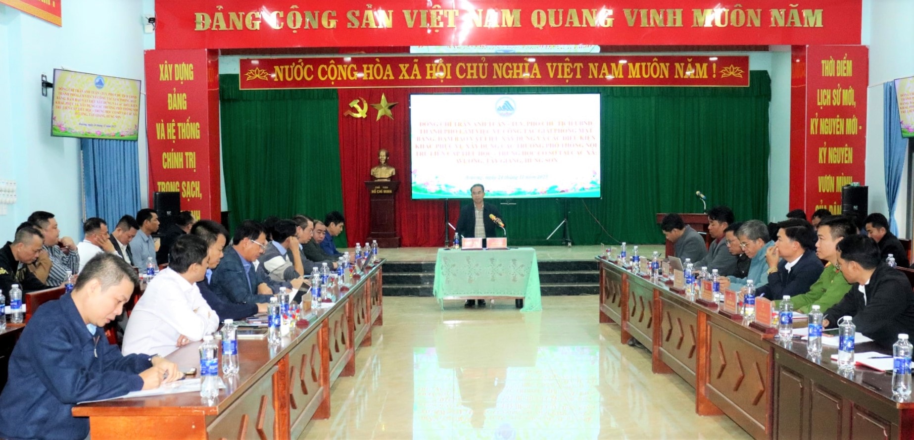 Wiceprzewodniczący Ludowego Komitetu Miasta Da Nang, Tran Anh Tuan, współpracuje z gminami przygranicznymi w zakresie przygotowań do budowy wielopiętrowej szkoły podstawowej (1).jpg