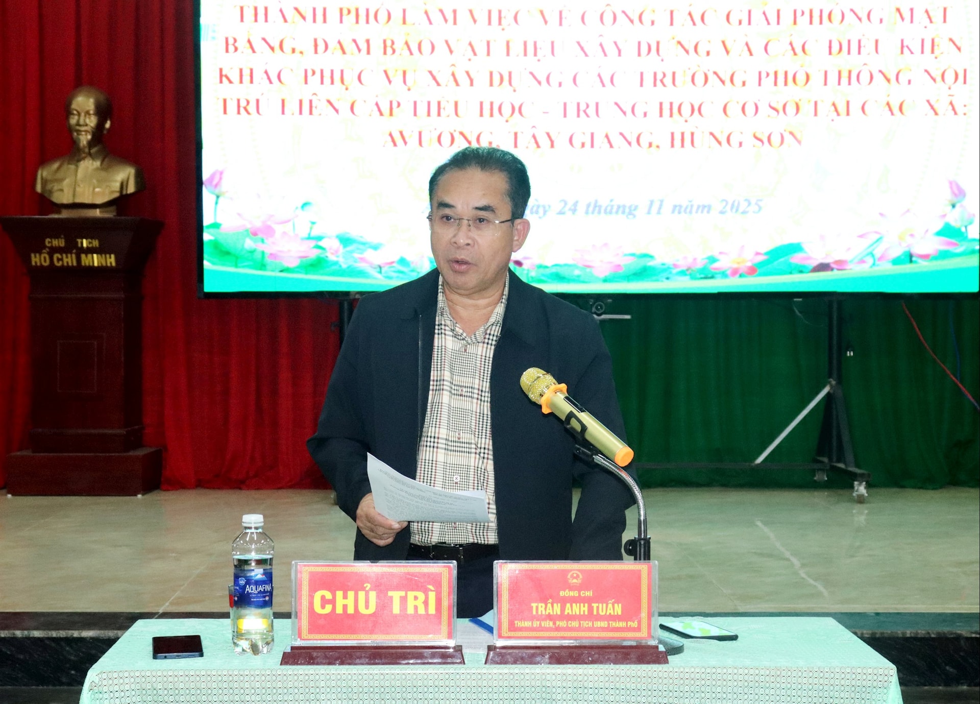 Wiceprzewodniczący Miejskiego Komitetu Ludowego Tran Anh Tuan wygłosił przemówienie końcowe na spotkaniu.