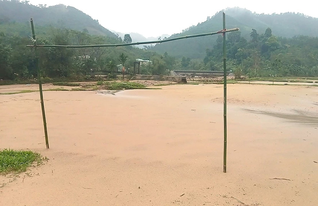 Ruong vui lap phang rong tre trong lang lam san bong da