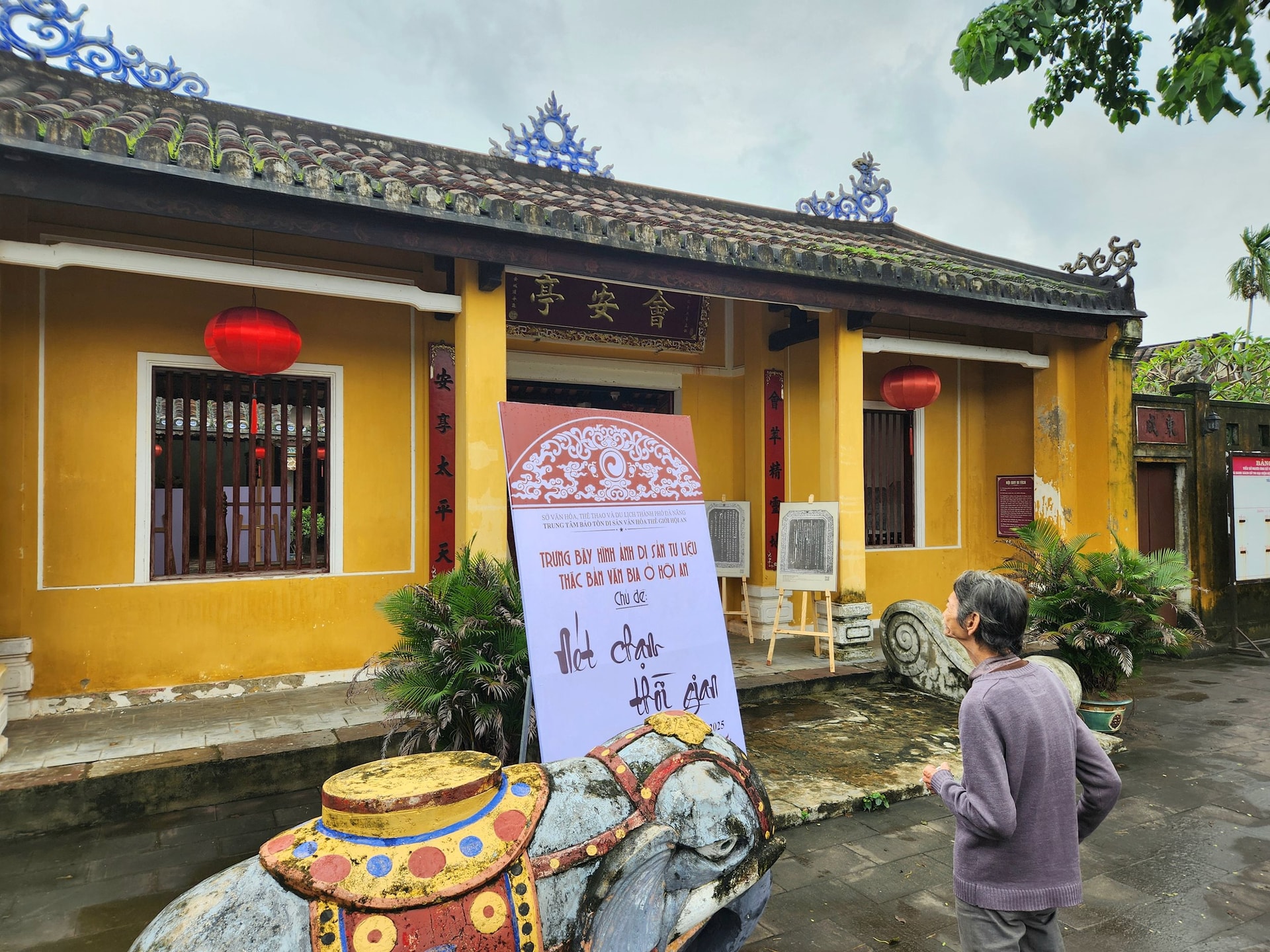 Hoạt động trưng bày pa nô giới thiệu thác bản văn bia tiêu biểu đang diễn ra tại đình làng Hội An. Ảnh: QUÓ