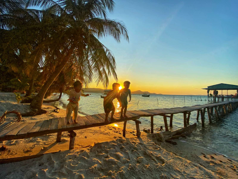 Du khách trải nghiệm cho hươu cao cổ ăn tại Vinpearl Safari Phú Quốc.