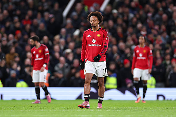 Joshua Zirkzee gây thất vọng trước Everton.