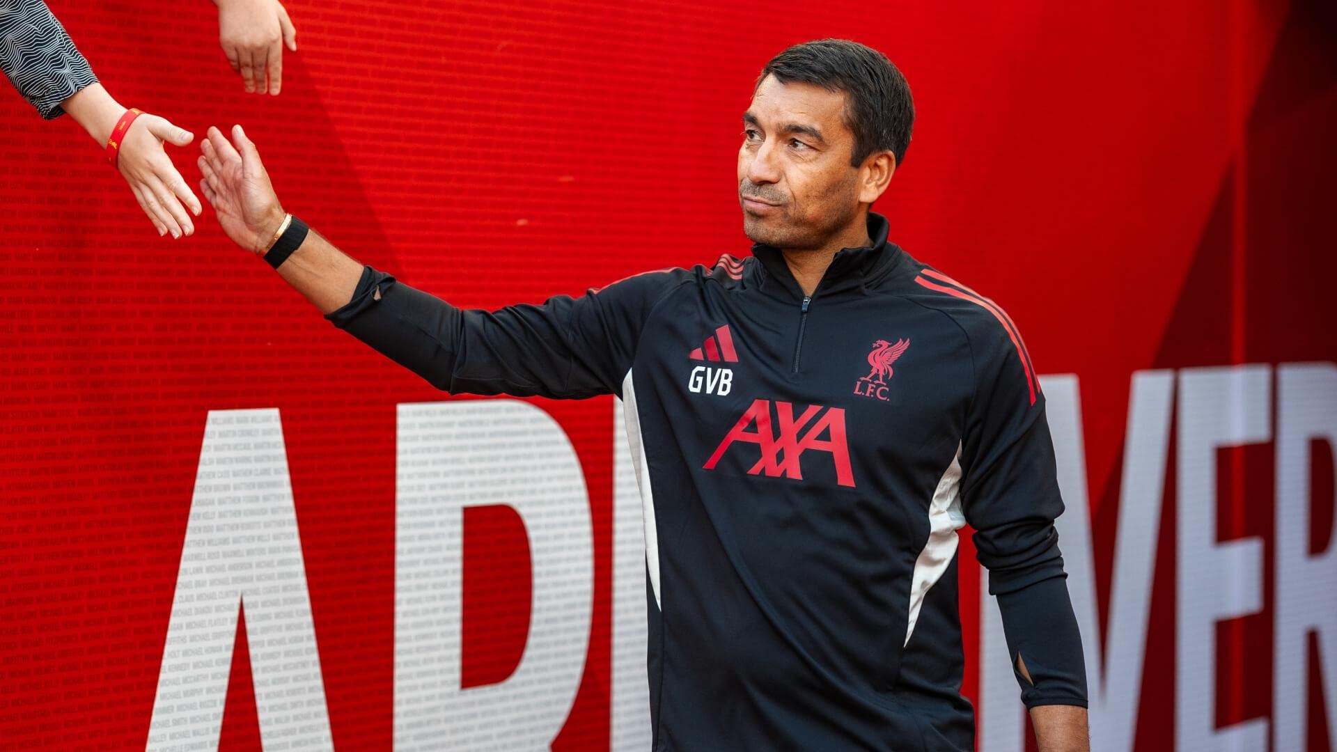 Giovanni van Bronckhorst lọt vào tầm ngắm của Indonesia.