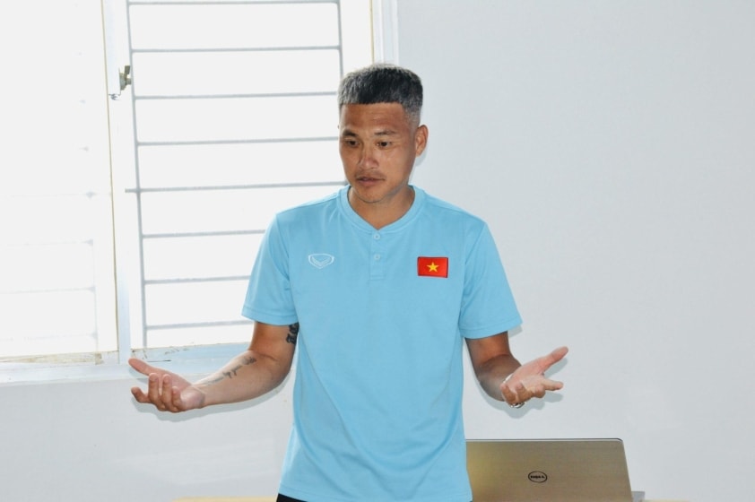 Cựu tiền đạo Lê Công Vinh thay mặt các học viên phát biểu