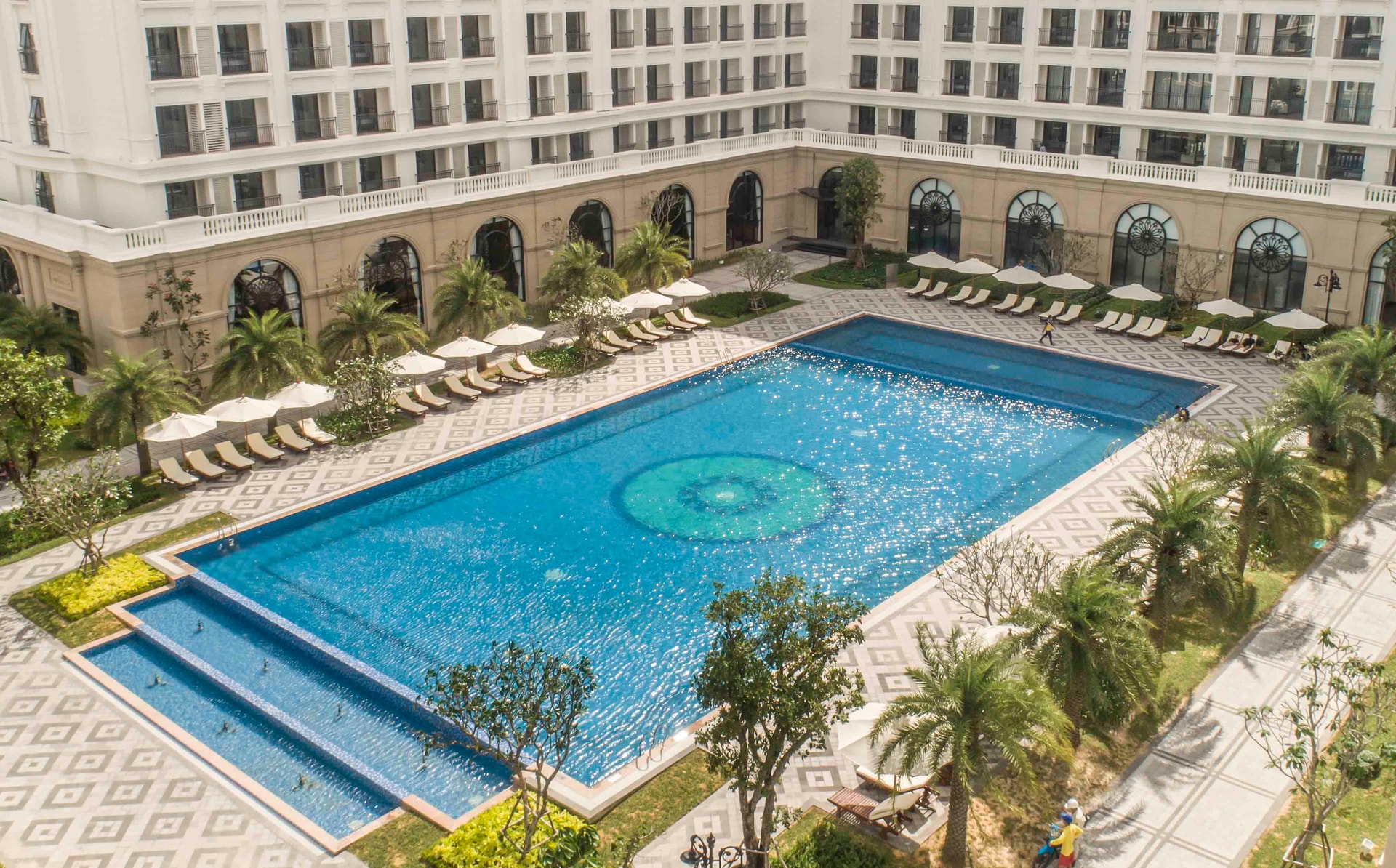 Bể bơi lớn ngoài trời tại Vinpearl Resort & Spa Phú Quốc