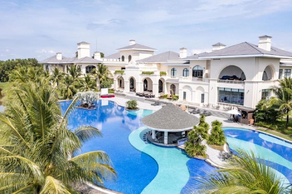 Khu nghỉ dưỡng Vinpearl Resort & Spa Phú Quốc với kiến trúc mái ngói đỏ đặc trưng.