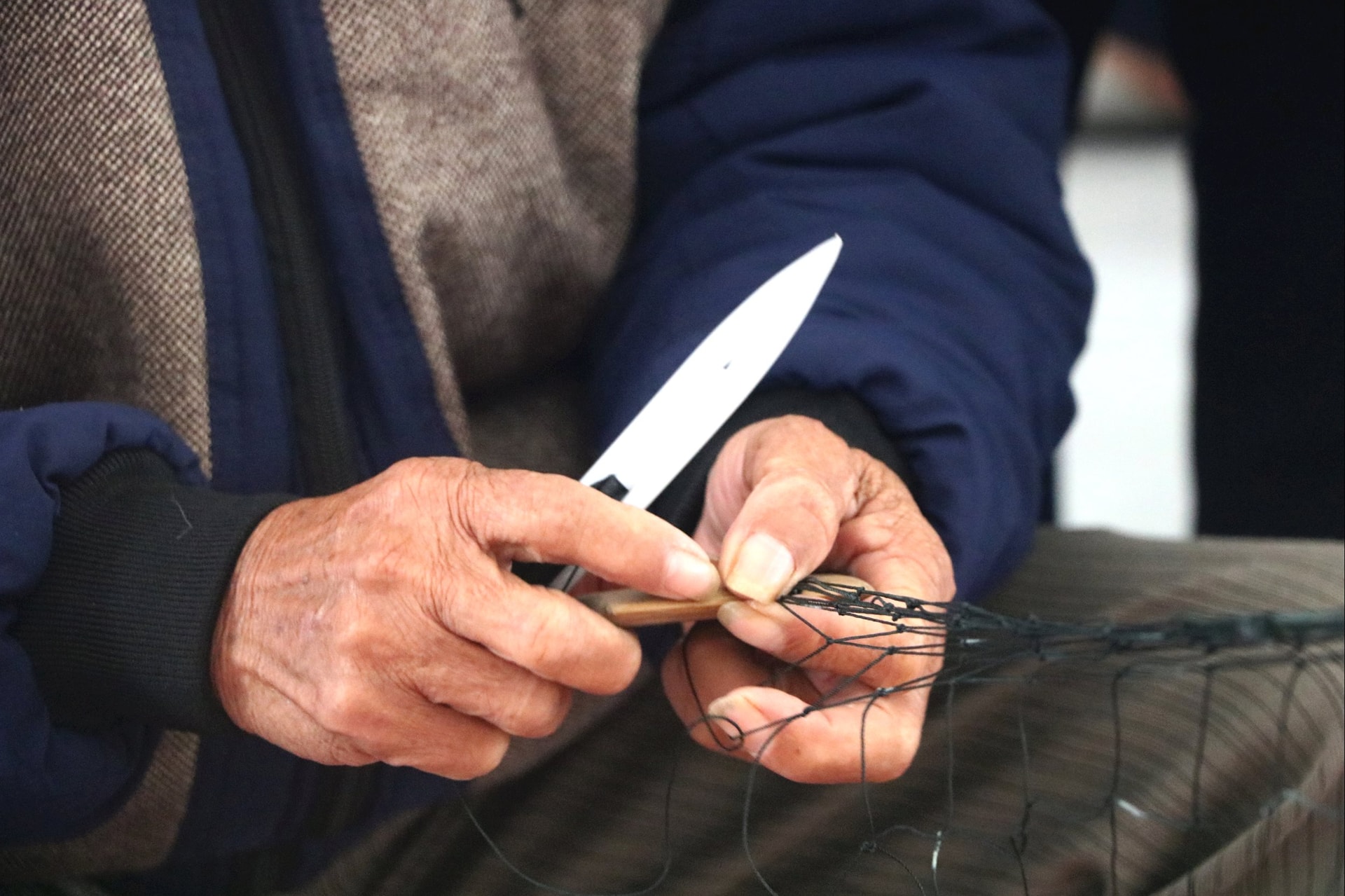 يجب على العامل التحلي بالصبر والدقة في إحكام ربط الشبكة للحصول على شبكة مثالية. الصورة: فان هوانغ