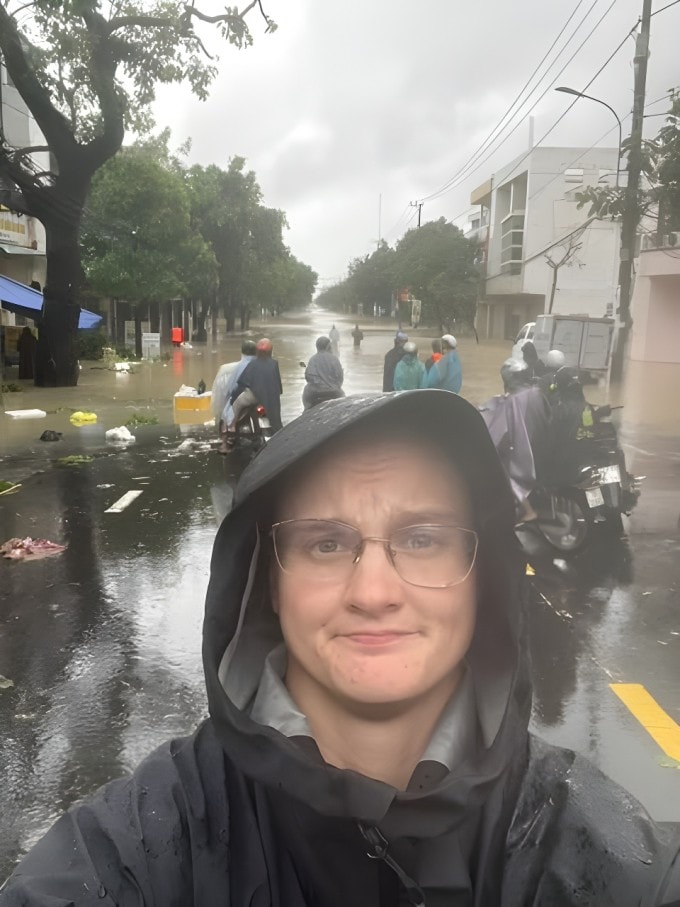 Nicola bên ngoài đường phố Tuy Hòa.