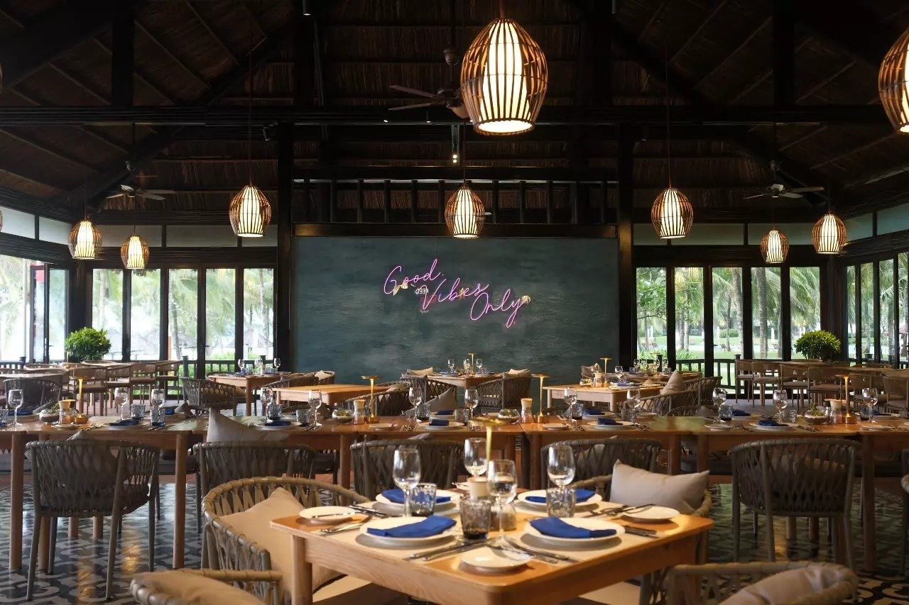 Không gian nhà hàng sang trọng tại Vinpearl Resort & Spa Phu Quoc.