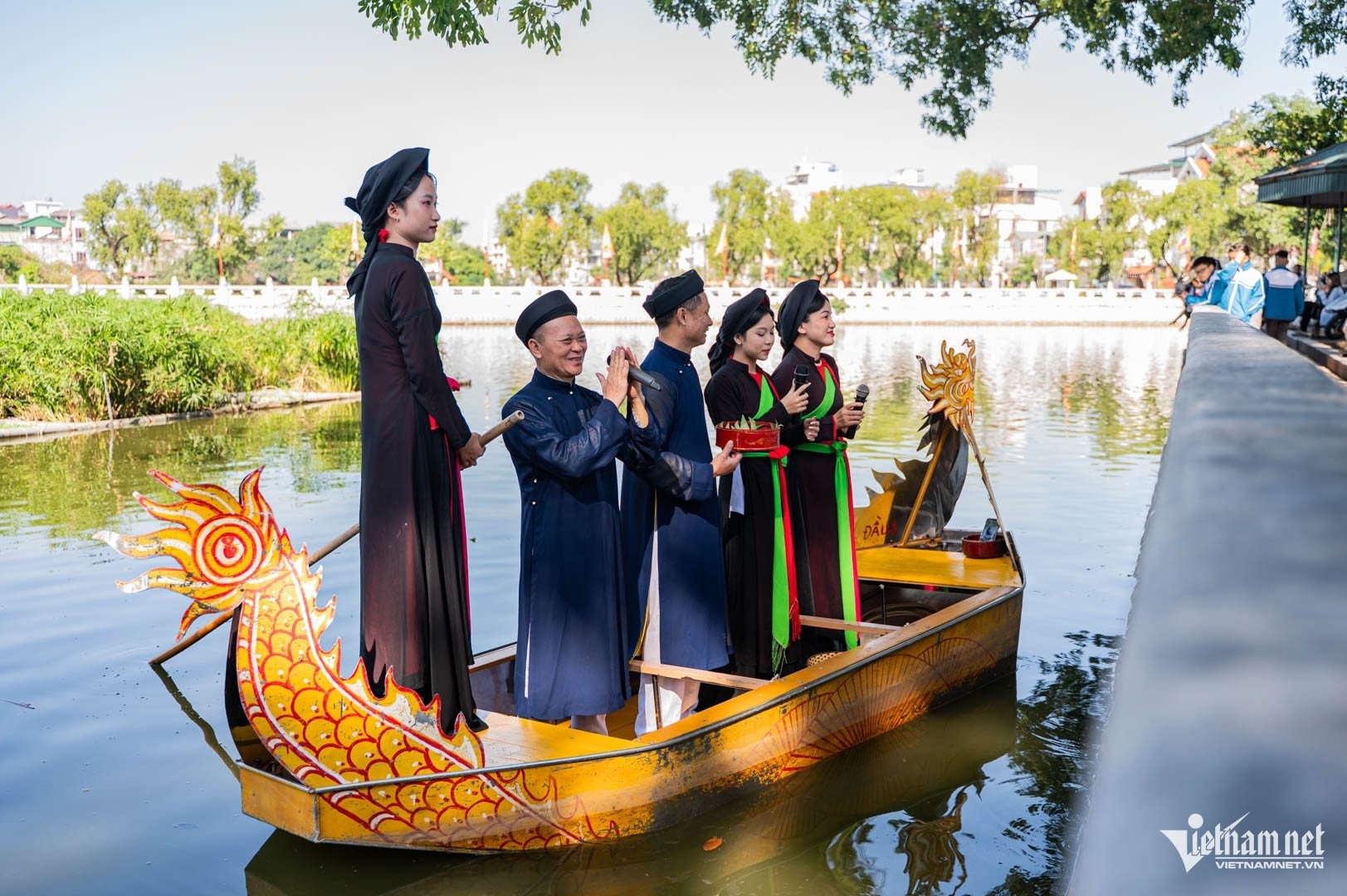 Các liền anh liền chị biểu diễn hát quan họ tại thủy đình ở Đền Đô.