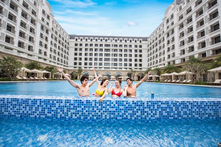 Du khách check in bể bơi VinHolidays Fiesta Phú Quốc