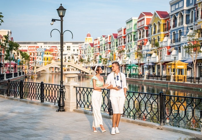 Grand World Phú Quốc rực rỡ về đêm với các dãy nhà mang phong cách châu Âu.