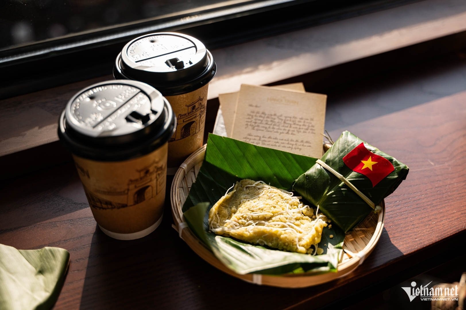 Du khách được phục vụ các món ăn nhẹ truyền thống như xôi cốm, bánh rán.