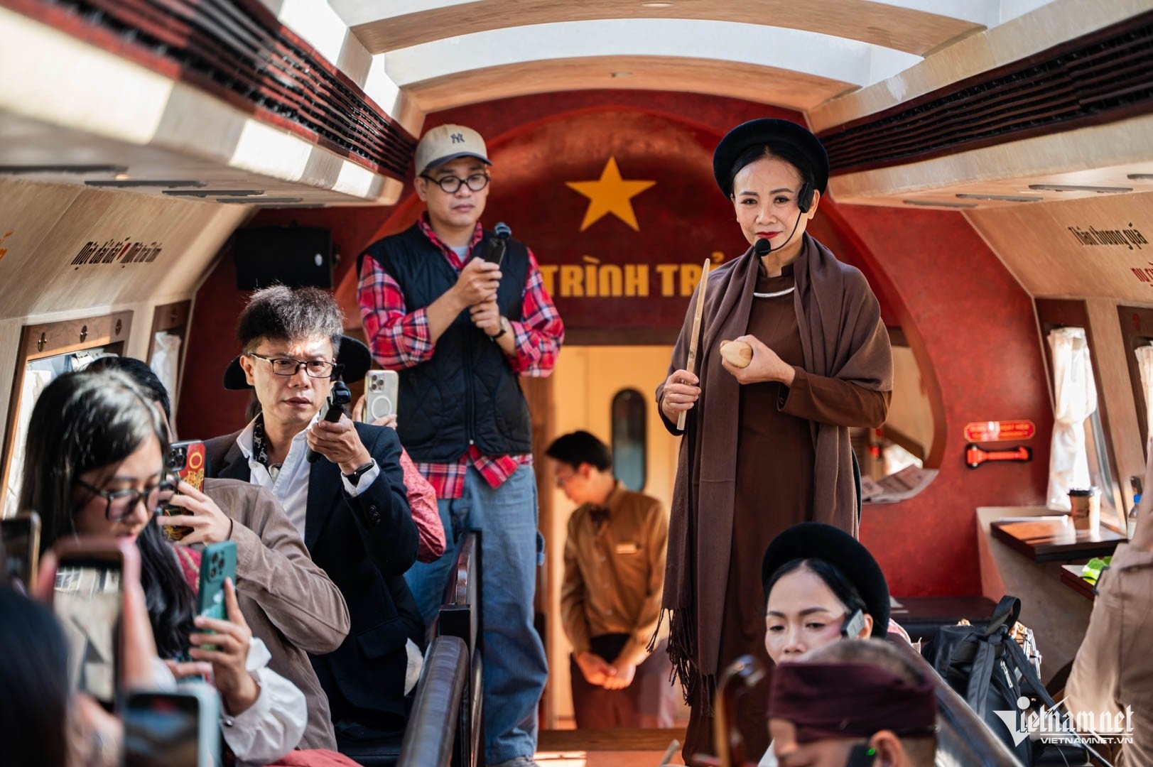 Nghệ sĩ biểu diễn âm nhạc truyền thống cho du khách trong và ngoài nước.
