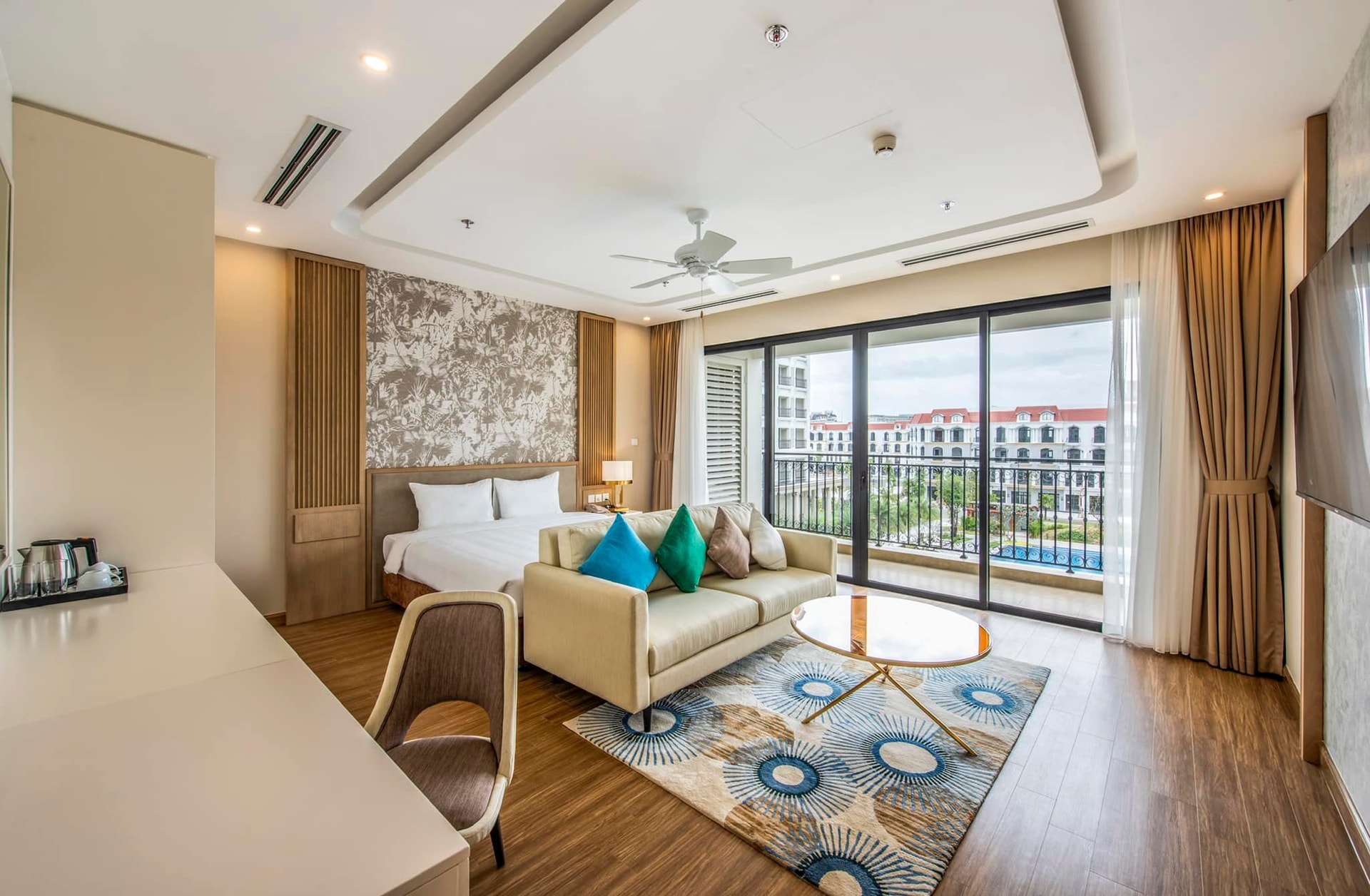 Khách sạn VinHolidays Fiesta Phú Quốc với kiến trúc hiện đại.